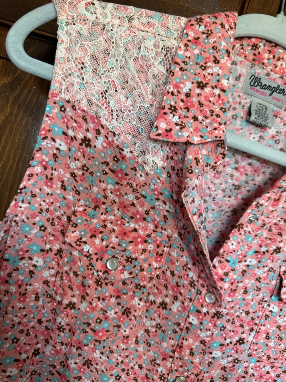 Wrangler Pink Floral Lace-Shoulder Sleeveless Snap-Front Blouse - Picture 3 of 4